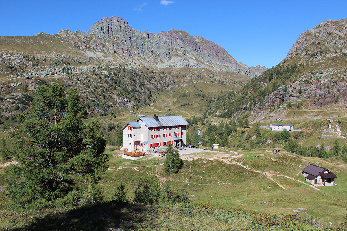 Rifugio Laghi Gemelli e Pizzo del Becco.jpg